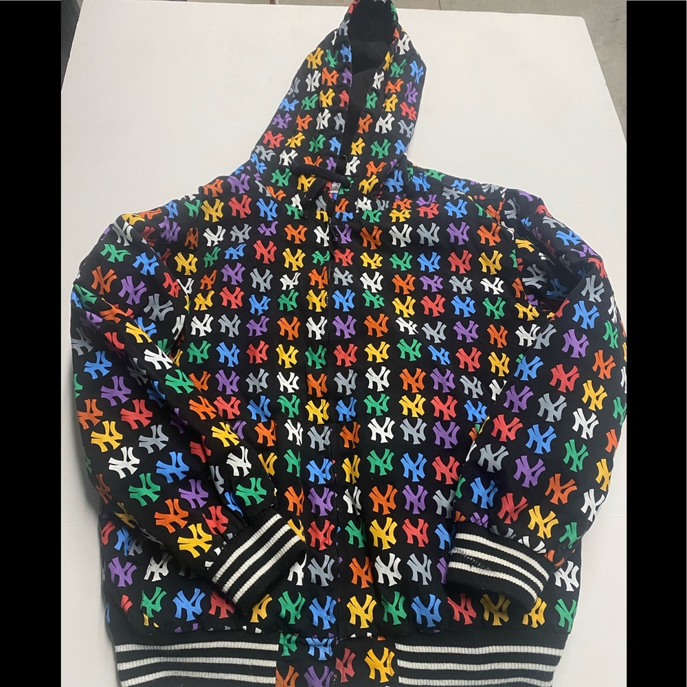 NEW YORK YANKEES Zipper hoodie jacket size large . Used!